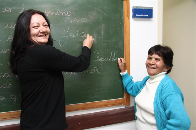 Em 1970, um terço da população brasileira era analfabeta. Especialistas em educação apontam que o País ficará longe da meta de erradicar.