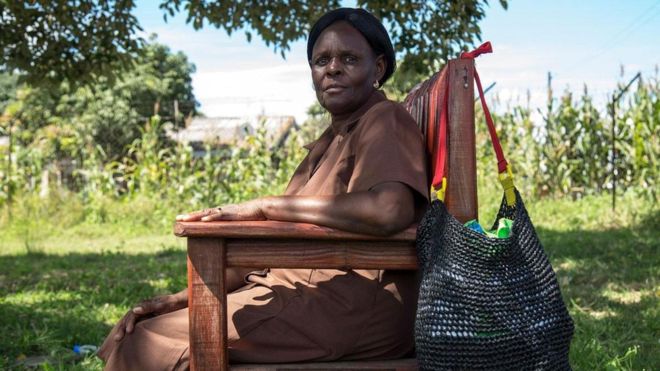 Certa noite, o psiquiatra zimbabuano Dixon Chibanda recebeu uma ligação de um médico em uma emergência. Uma mulher de 26 anos chamada Erica, que Chibanda.