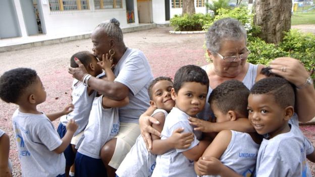 O centro de acolhimento que existe há 29 anos, atende gratuitamente crianças e idosos, visando a melhora de convivência e combater solidão e violência.