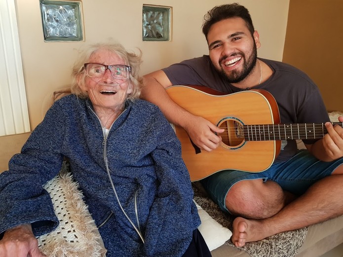 Vídeo de neto cantando em hospital com avó doente viraliza.