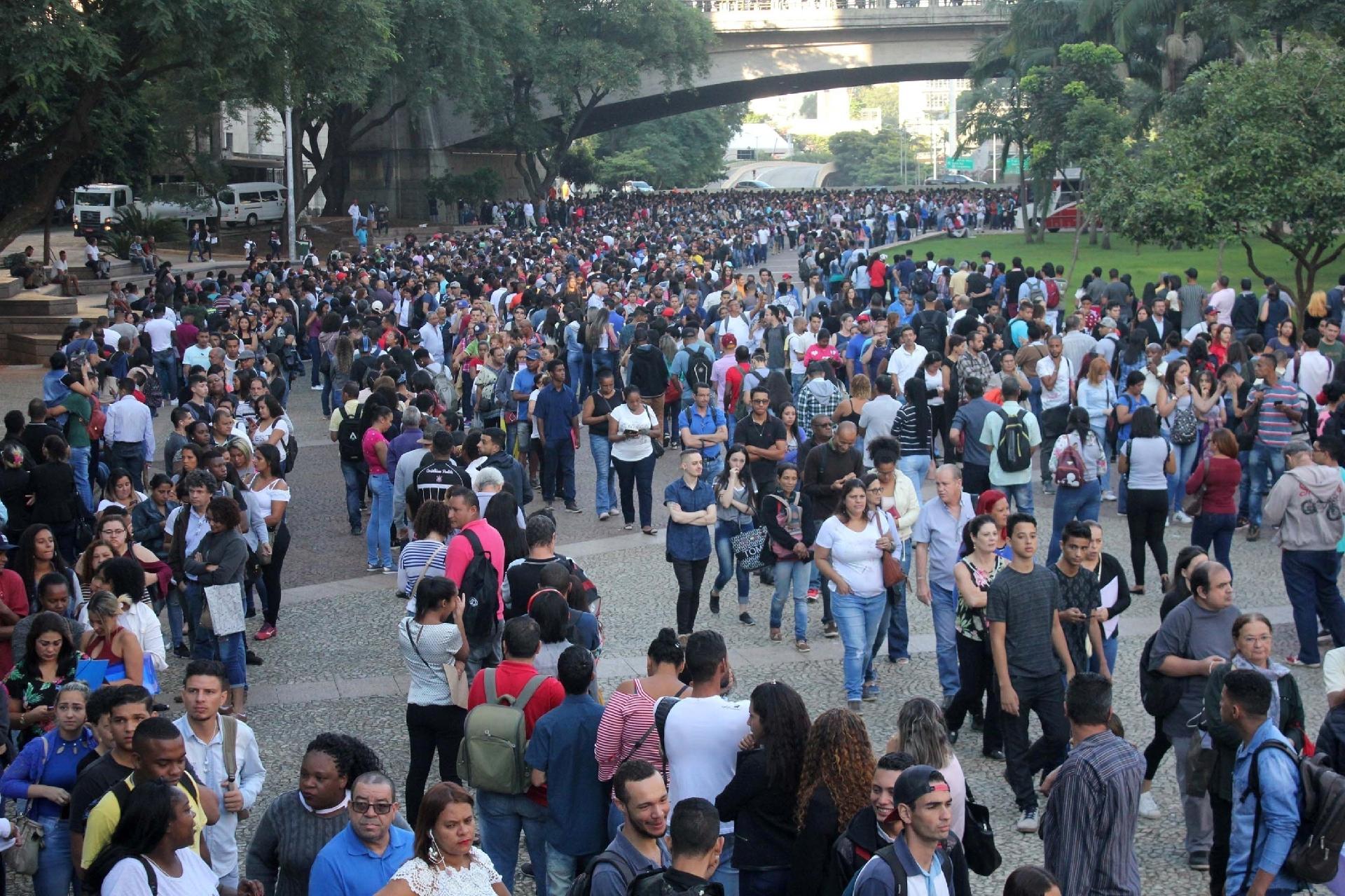 O drama das pessoas com mais de 50 anos que passam a noite na fila e saem sem trabalho do Mutirão do Emprego