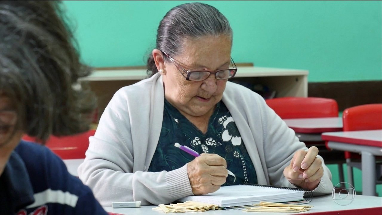 Em Curitiba, o amor pelas letras e pelos livros também levou a Dona Maria das Mercês Silva, a avó, a se reinventar depois dos 60 anos para ensinar o neto.