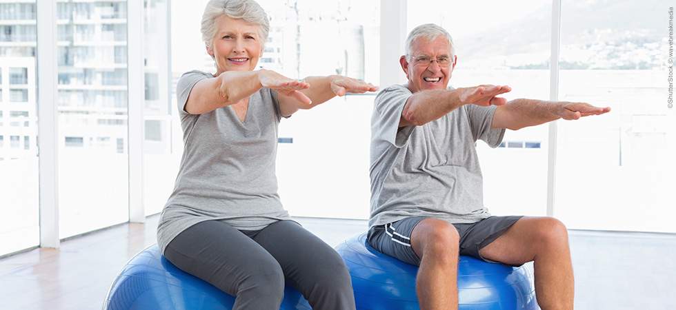Exercício auxilia no fortalecimento e prevenção de quedas em idosos.