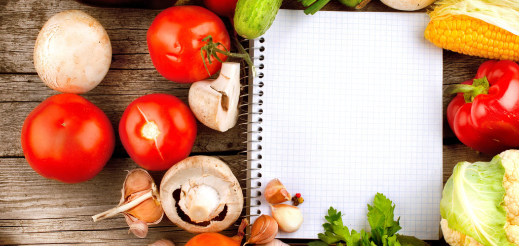 Cozinhar, independentemente da idade, possui o poder de apurar a criatividade e os sentidos, além de aproximar as pessoas. A comida também traz Diversas