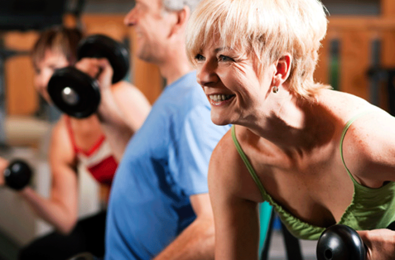 É natural do processo de envelhecimento que as pessoas sofram a diminuição da massa muscular de forma natural, o que, segundo especialista.