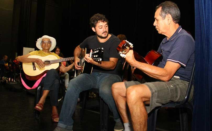 Aos 80 anos, Prezilina Barbosa parece uma adolescente em sua primeira aula de violão. Com um sorriso no rosto e muita disposição, ela se diz apaixonada.