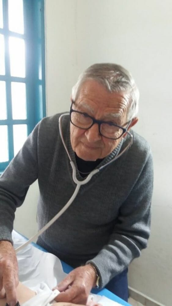 Aos 92 anos, Ivan Fontoura poderia estar aposentado há décadas. O médico, segue atendendo e ajudando os moradores de Praia do Leste.