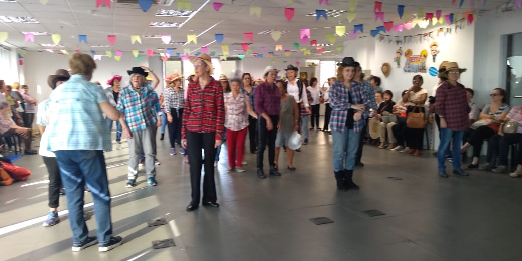 Alunas dançam Quadrilha Ensaiada na Festa Junina do Instituto Pinheiro