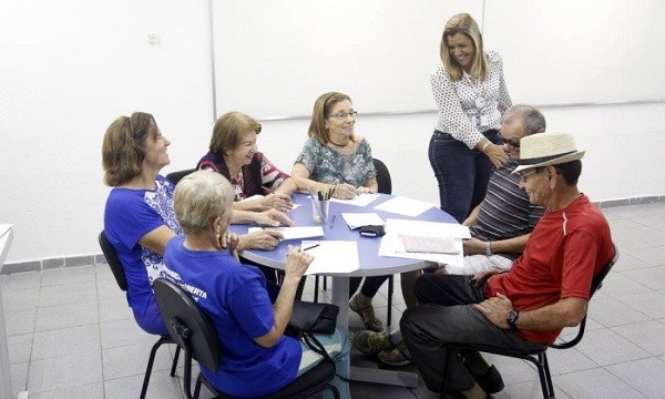 Estudar, viajar, circular pela cidade de transporte público, assistir a espetáculos, garantir financiamento.