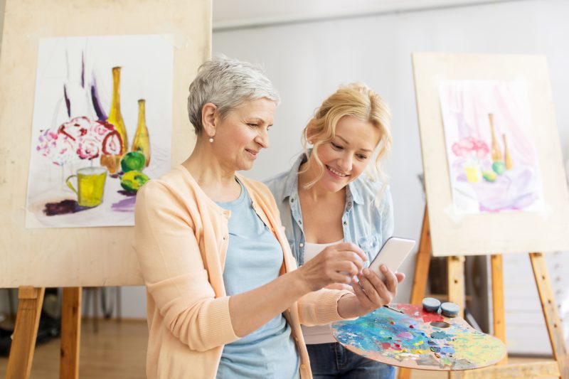 Quando a terapia com pintura se realiza em um ambiente amigável, relaxado e agradável, um paciente pode alcançar grandes realizações pessoais.