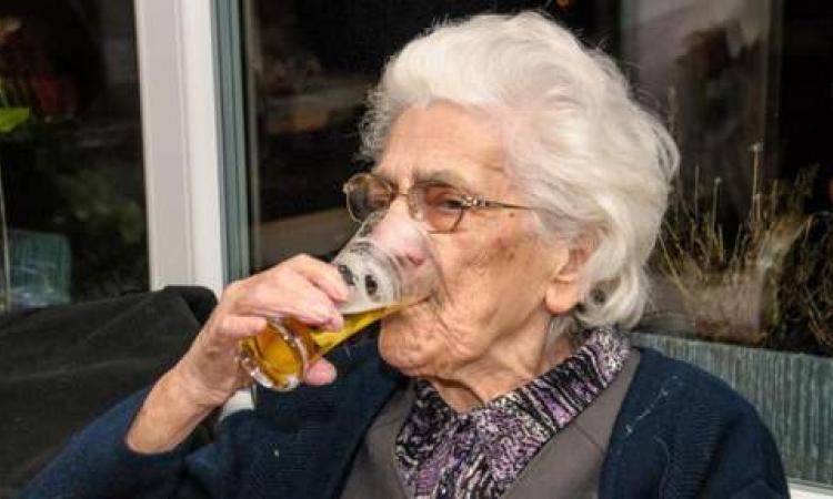 Robertine, de 96 anos, bebe até 20 cerveja por dia