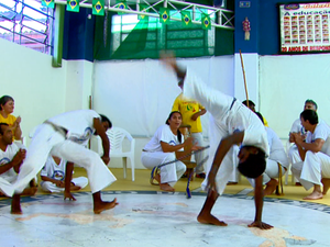 Um grupo de idosos de São Carlos (SP) passou a utilizar a capoeira como terapia. A capoterapia, nome dado à atividade pelos participantes.