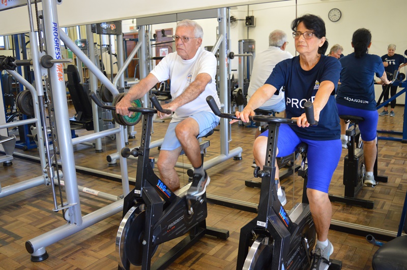 Ao ouvir a palavra “musculação”, muitos acreditam ser uma atividade física focada apenas em hipertrofia muscular, o ganho de massa magra.