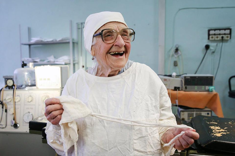 Ela já se aposentou há muitos anos, mas continua trabalhando. Trata-se da médica Alla Ilyinichna Levushkina, hoje com 91 anos.