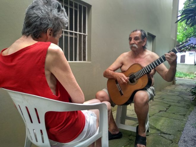 Todas as tardes, o músico Lúcio Yanel, de 72 anos, entoa serenatas para a esposa. Entre uma canção e outra, o artista busca tranquilizar o olhar perdido