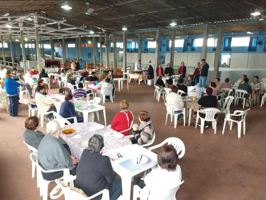 Começou ontem a Semana dos Pais do grupo de idosos em Cordeirópolis. As comemorações começaram com alegria, conversa, homenagens, oração e comida.