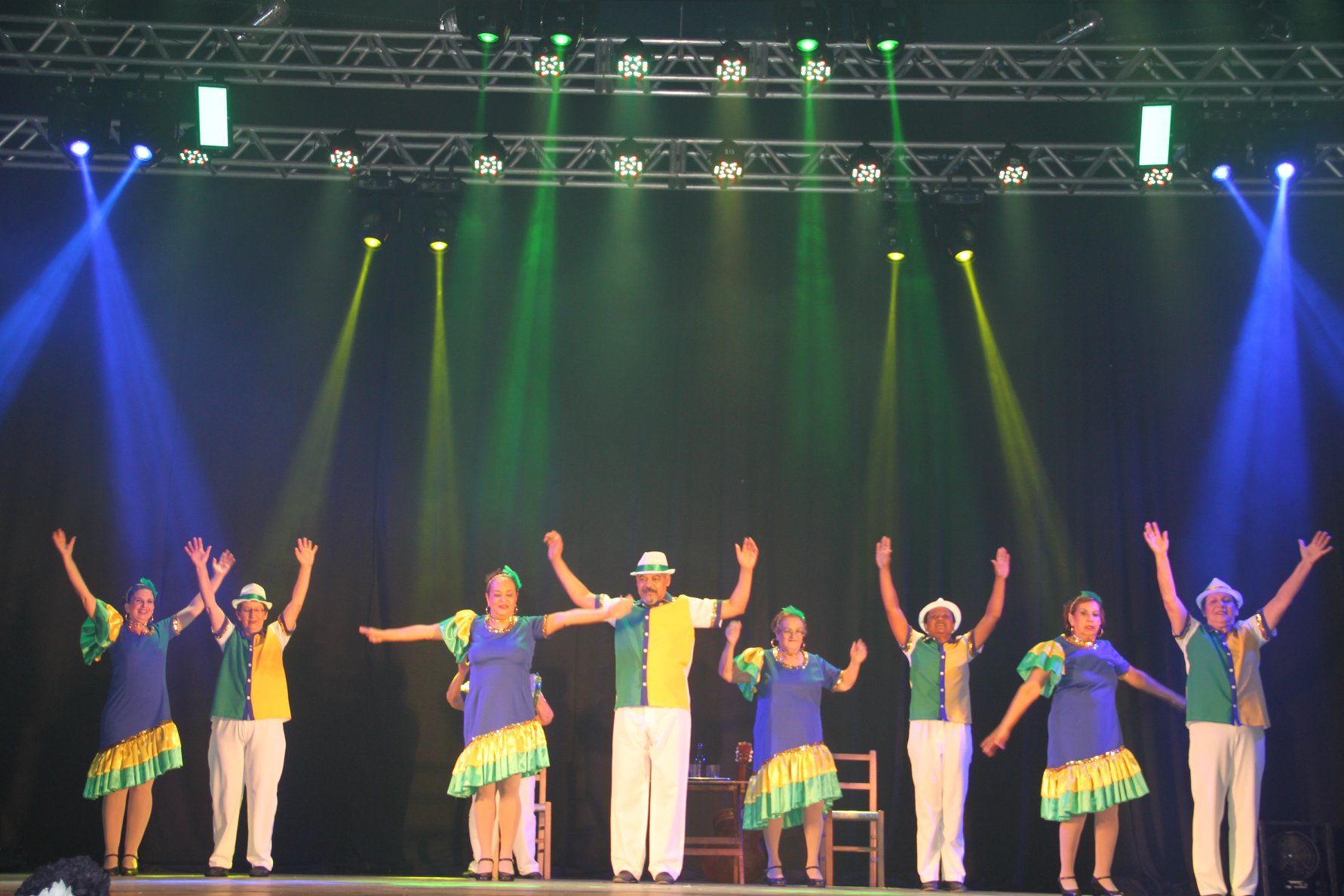 Coreografias incríveis e figurinos luxuosos, que se integram em apresentações da Terceira Idade em um evento artístico que impressionam o público.