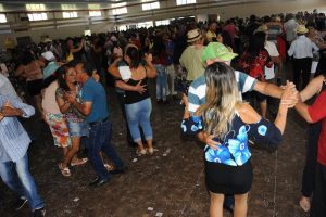 Com a presença de centenas de participantes o salão social ficou tomado de foliões que participaram na tarde de domingo do Carnaval da Terceira idade.