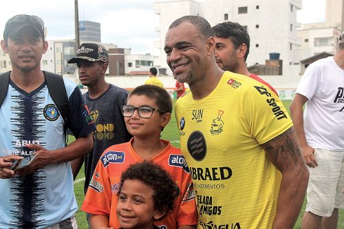 Centenas de quilos de alimentos foram ar­recadados para doação ao Lar da Terceira Idade Padre Antô­nio Dias, em Camboriú e ao Lar dos Idosos.