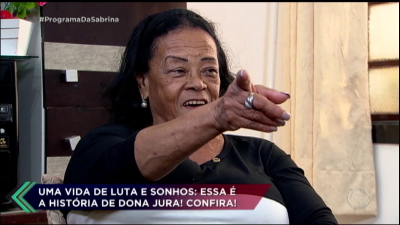 Dona Jura, de 77 anos, decidiu se arriscar na carreira de cantora após sonhar desde jovem. Durante o bate-papo com Sabrina Sato, ela revela que...