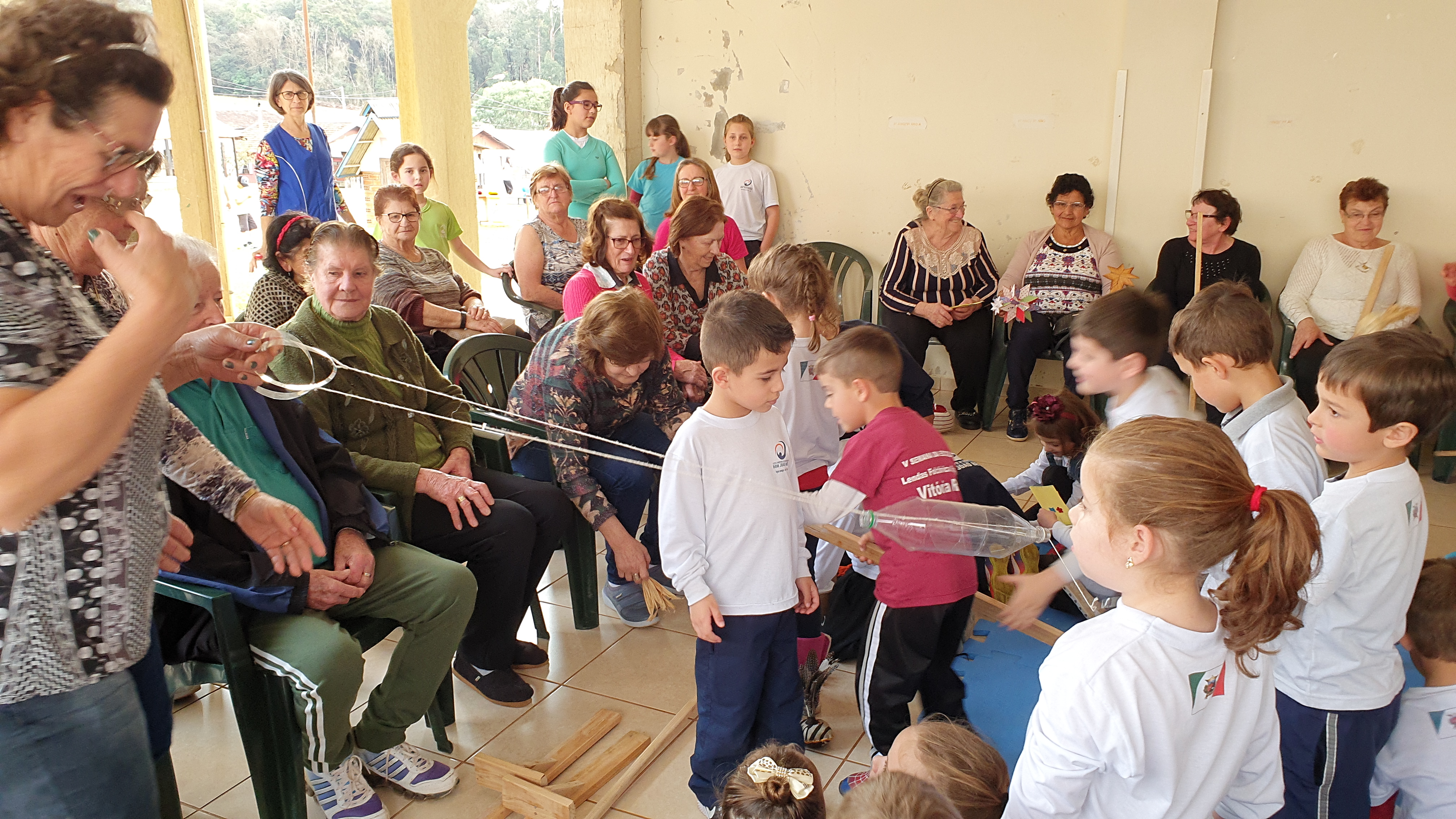 O grupo da Terceira Idade Viver e Amar, estiveram visitando a Escola Dom João Becker para compartilhar brinquedos e brincadeiras que fizeram na infância.