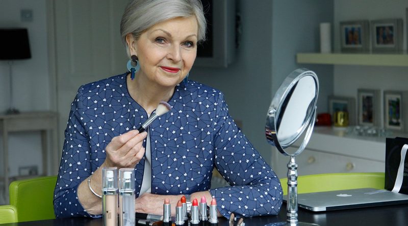 A frase foi dita pela milionária Tricia Cusden, 68 anos, dona de uma marca de beleza, que descobriu que sua idade poderia ser seu grande trunfo.