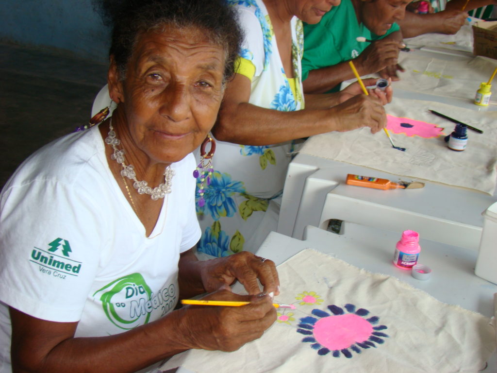 Minhas primeiras atividades foram com o grupo de idosos e de gestantes. Para iniciar o grupo, planejei atividades com metodologia de grupo de convivência.