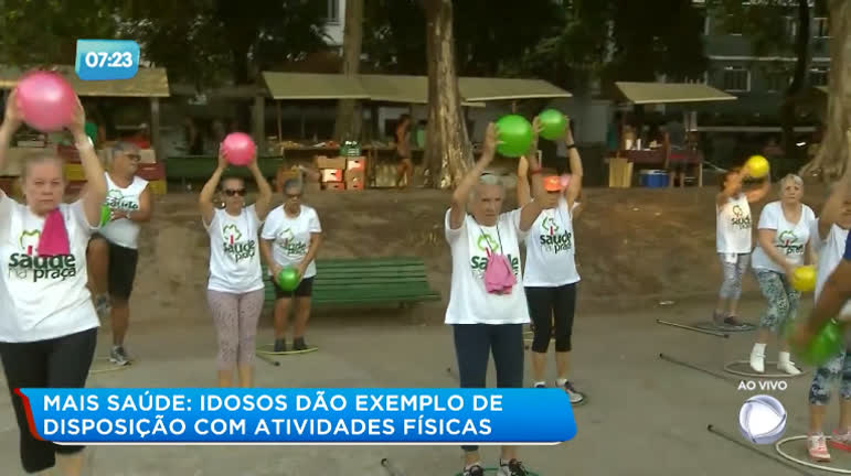 Um projeto em diversas praças do Rio de Janeiro incentiva a atividade física na terceira idade. Os exercícios contam com bolas, bambolês e barras.