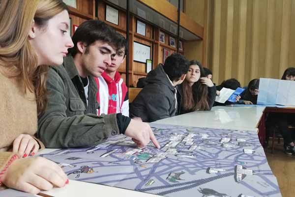 As duas gerações de estudantes tiveram como ponto de partida um mapa da zona envolvente de onde estavam e traçaram um percurso no mapa.