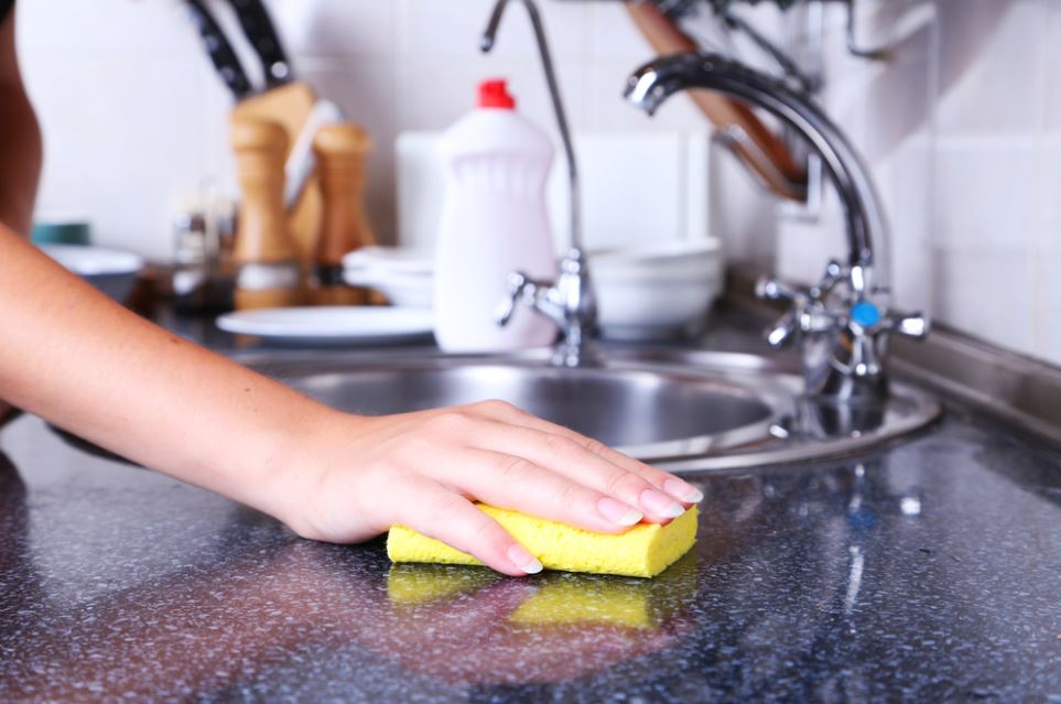 A peça mais contaminada, por mais surpreendente que possa parecer, é a esponja de lavar louça. São nada menos que 10 milhões de bactérias por metro quadrado.